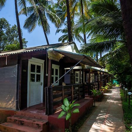 Lotus Feet Beach Resort Morjim Luaran gambar