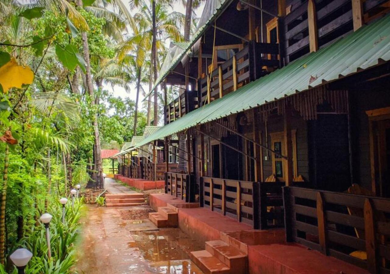 Lotus Feet Beach Resort Morjim Luaran gambar