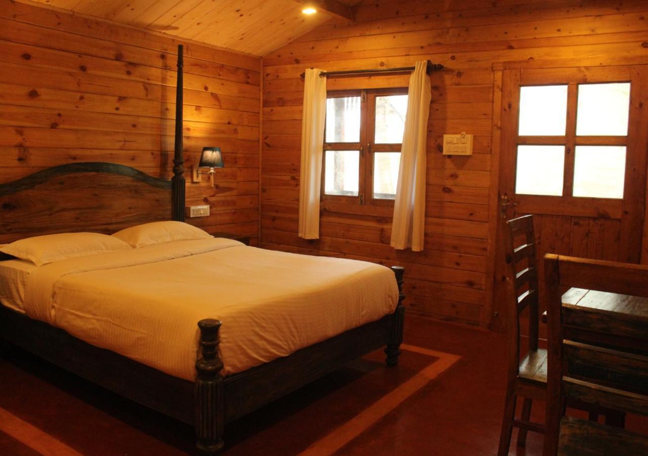 Lotus Feet Beach Resort Morjim Luaran gambar