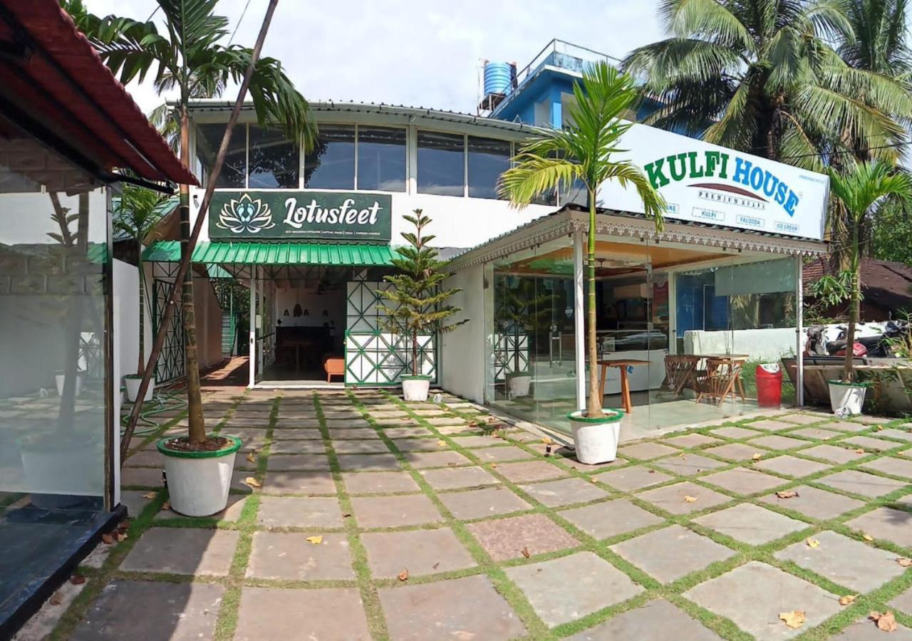 Lotus Feet Beach Resort Morjim Luaran gambar