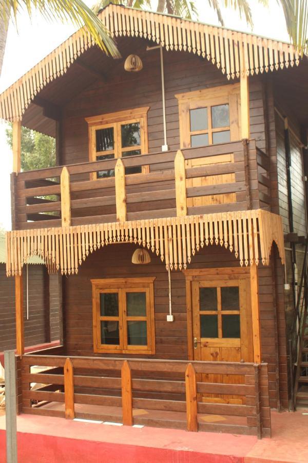 Lotus Feet Beach Resort Morjim Luaran gambar