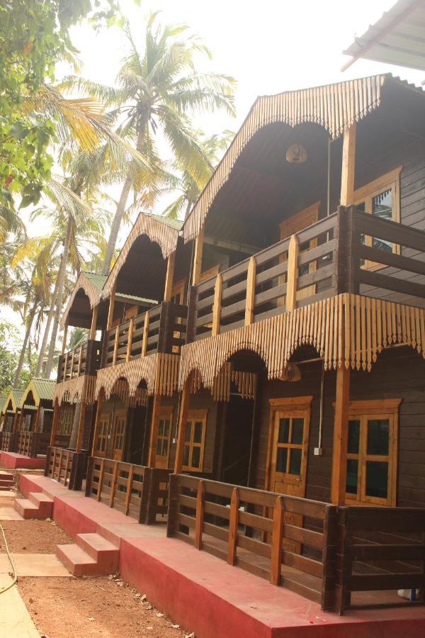 Lotus Feet Beach Resort Morjim Luaran gambar